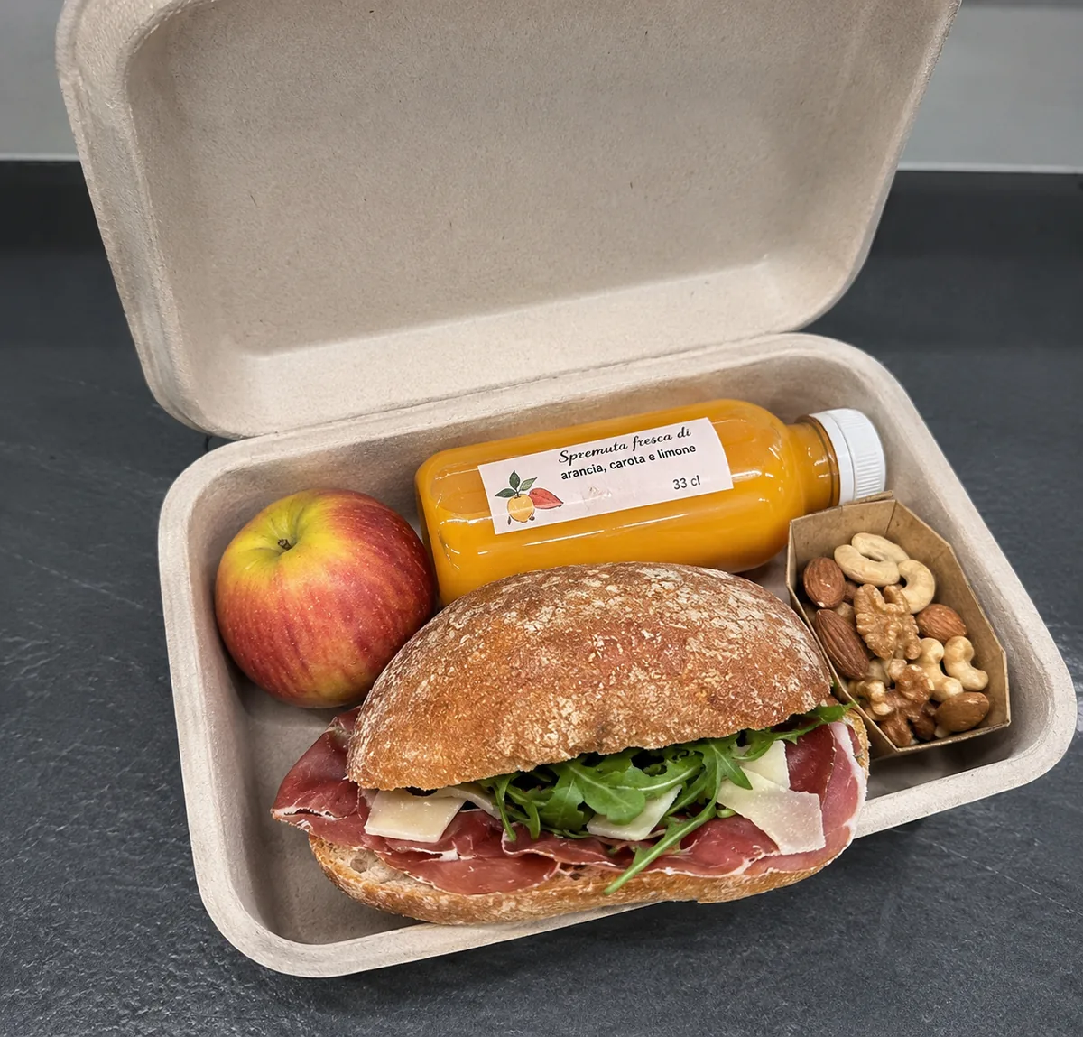 Lunch Box TREVANI: panino artigianale, macedonia fresca, insalata di verdure di stagione, biscotti — pranzo equilibrato per riunioni e giornate in azienda