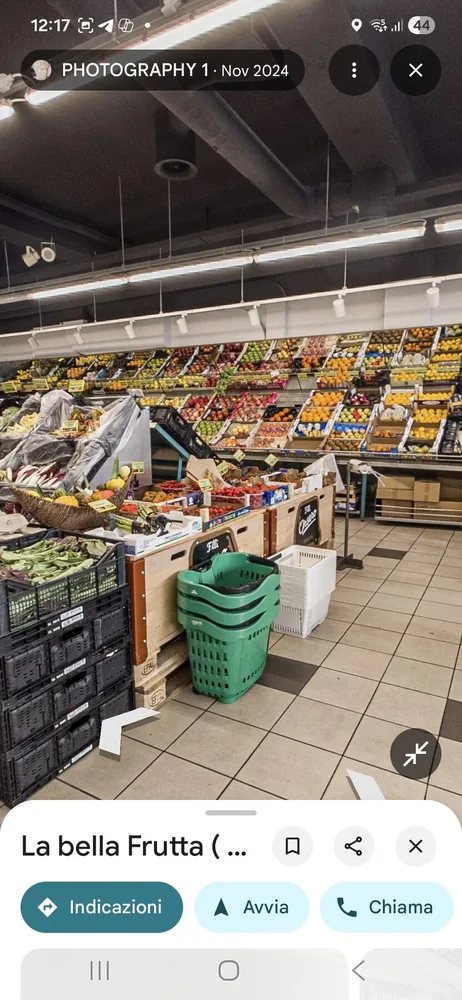 Il banco della frutta e verdura di TREVANI a Locarno, colmo di prodotti freschi di stagione