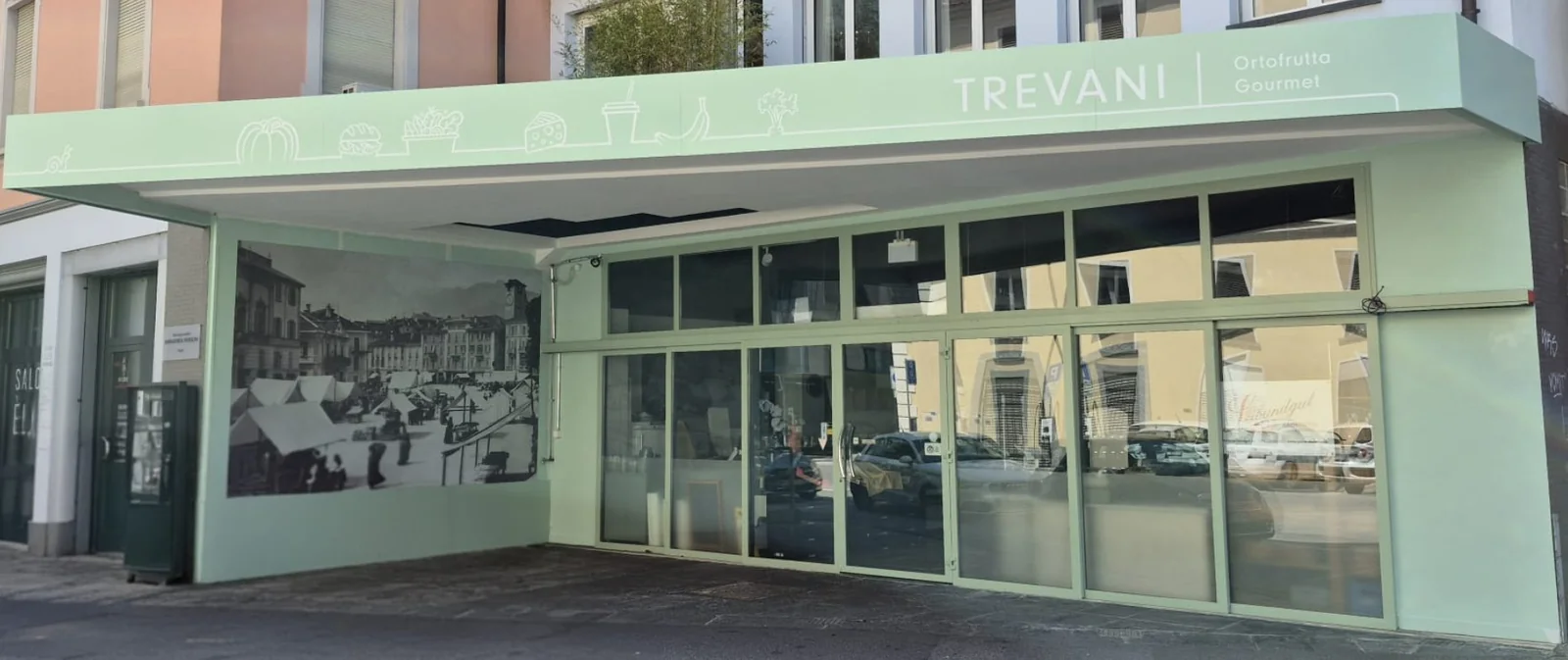 L'esterno della bottega TREVANI a Locarno, sulle fondamenta dello storico Ex-Banfi, con la facciata verde salvia che riprende i colori del logo