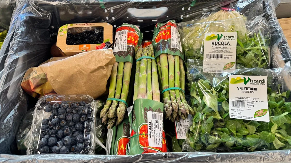 Spesa preparata da TREVANI con melone, fragole, cavolfiore viola, zucchine e ciliegie